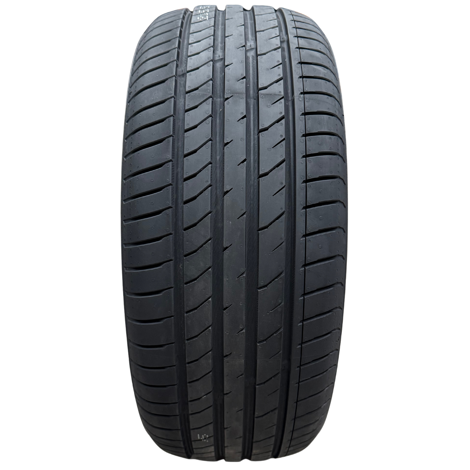 Anchee EPfounder Electric Vehicle Tyre close-up showcasing high performance asymmetric tread for increased lateral rigidity and improved road contact